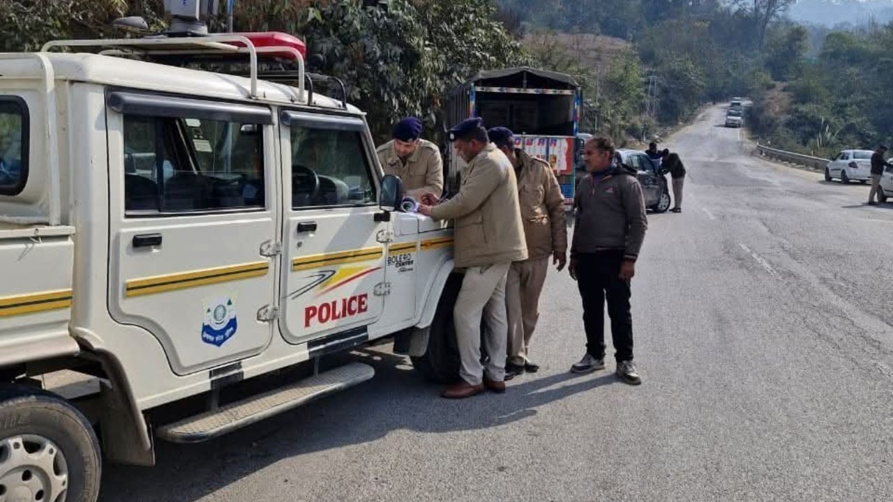 सुजानपुर में ट्रैफिक नियमों को लेकर सख्त कार्रवाई, नाकाबंदी में चालान काटे गए