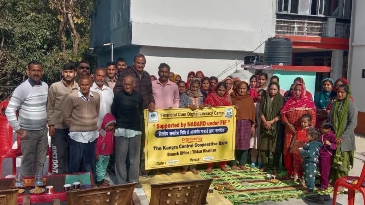 कांगड़ा सहकारी बैंक ने बजवाल में लोगों को जमा और लोन योजनाओं के बारे में बताया