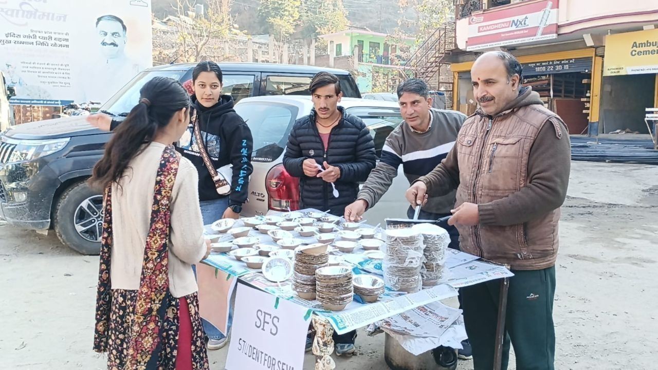 आनी में एबीवीपी ने स्टूडेंट फॉर सेवा के तहत खीर वितरण कार्यक्रम किया