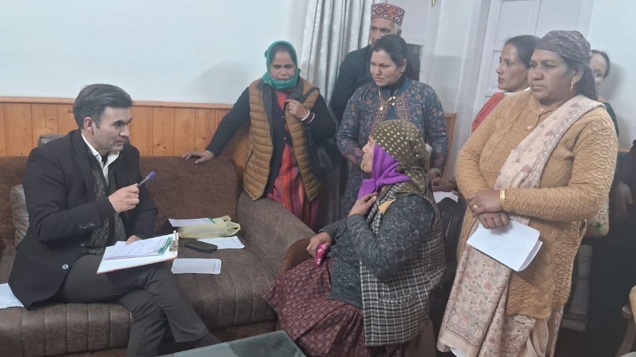 बंजार में निःशुल्क स्वास्थ्य शिविर आयोजित, 200 मरीजों ने कराया स्वास्थ्य जांच और इलाज