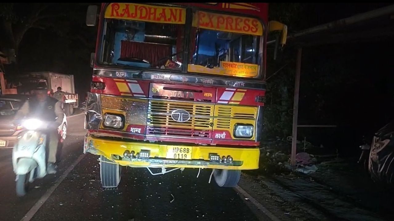 कर्ण हॉस्पिटल के पास नेशनल हाईवे पर सड़क हादसा, स्कूटी चालक गंभीर रूप से घायल