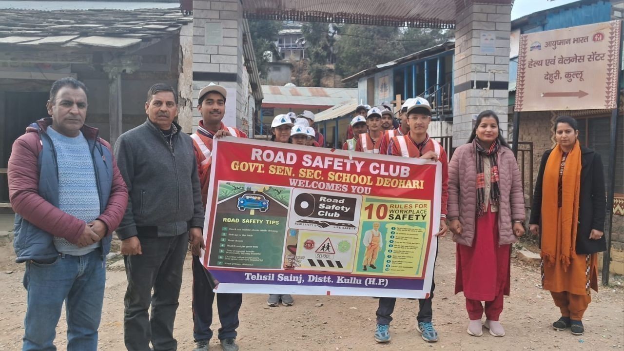 सैंज घाटी के विद्यालय में रोड सेफ्टी क्लब ने बच्चों को सड़क सुरक्षा और नियमों की जानकारी दी