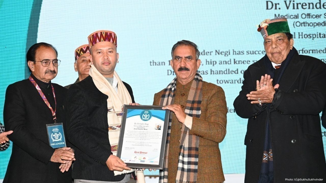 पीटरहॉफ में आयोजित डॉक्टर्स अवॉर्ड 2025 समारोह में मुख्यमंत्री ने उत्कृष्ट चिकित्सकों को सम्मानित किया