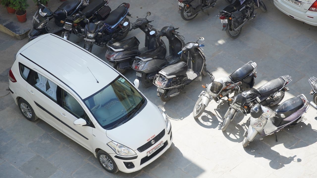 धर्मशाला में सरकारी कार्यालयों के बाहर पार्किंग की गंभीर समस्या