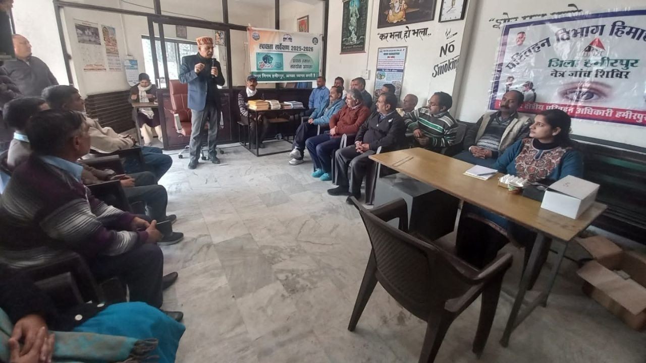 हमीरपुर में टैक्सी और बस चालकों को स्वच्छता सर्वेक्षण के महत्व और योगदान के लिए जागरूक किया गया