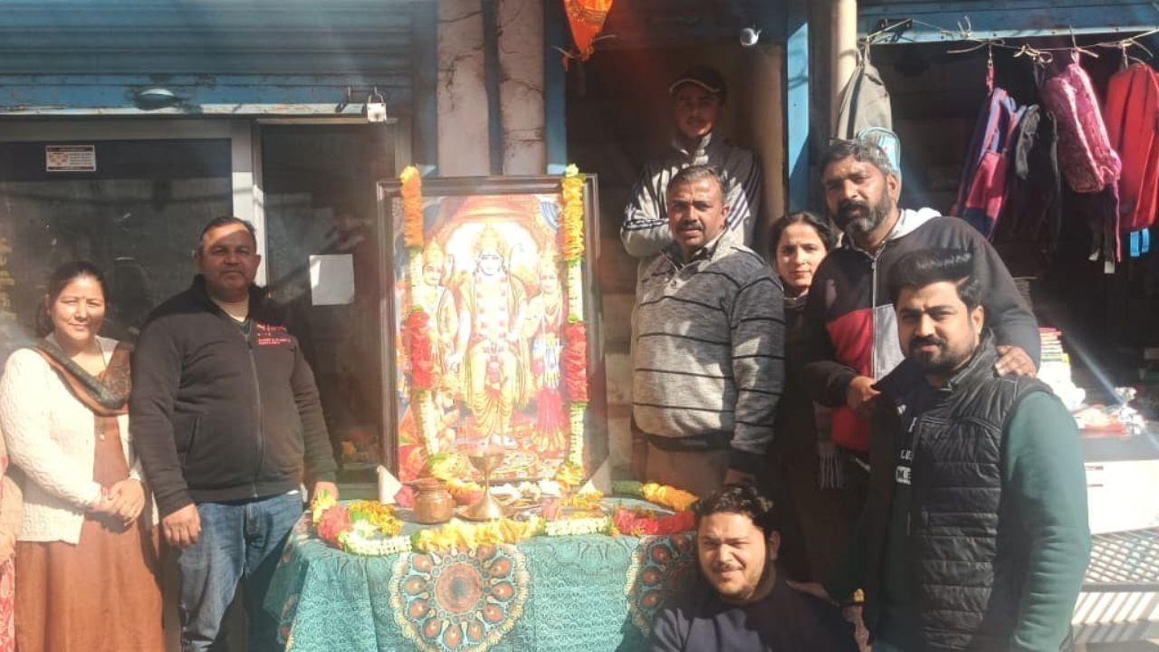 अयोध्या में राम मंदिर के निर्माण के दो वर्ष पूरे होने पर व्यापारी वर्ग ने श्रद्धा के साथ प्रसाद बांटा