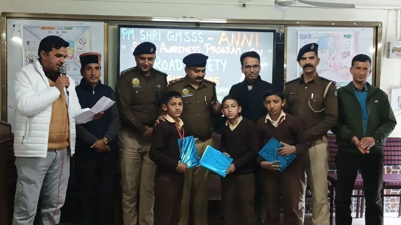 पी एम श्री आनी स्कूल में रोड सुरक्षा और नशा निवारण पर विशेष कार्यक्रम आयोजित
