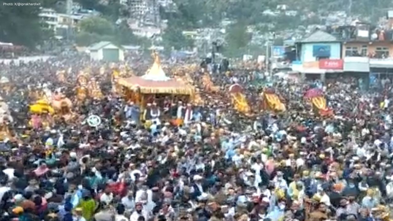 वसंत पंचमी पर बारिश के बीच निकली रघुनाथ जी की रथयात्रा