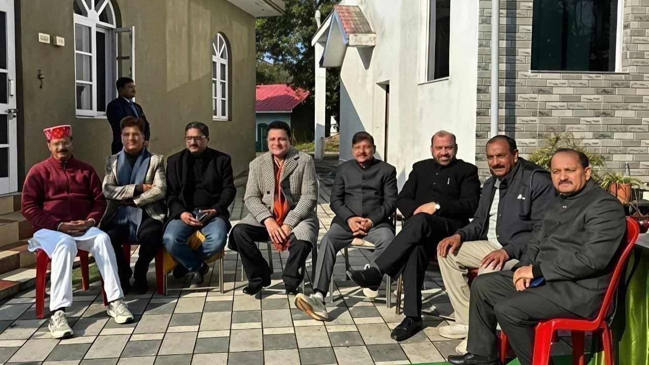 पालमपुर में शहीदों की याद को संजोने के लिए राजेन्द्र राणा और इन्साफ संस्था ने मिलकर चर्चा की