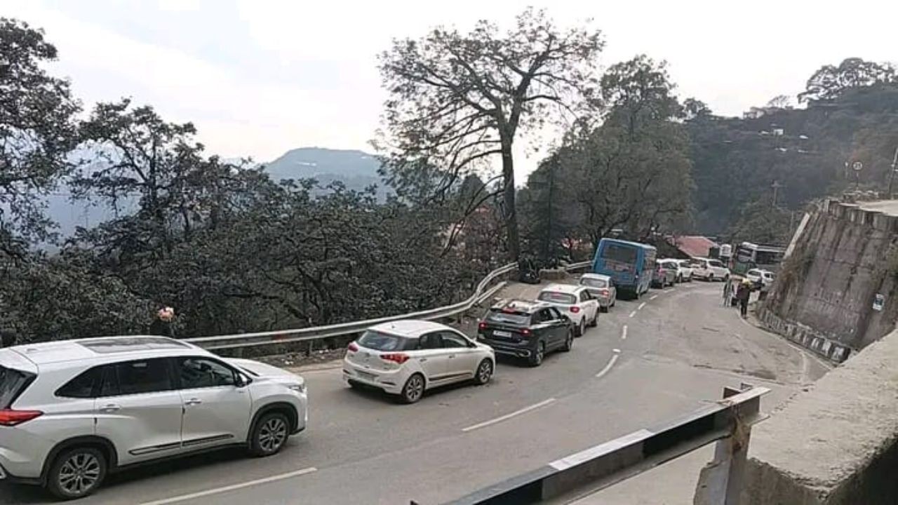 शिमला में बर्फबारी का मजा लेने सैलानियों की भीड़, पहाड़ी मार्गों पर लंबी वाहनों की कतारें