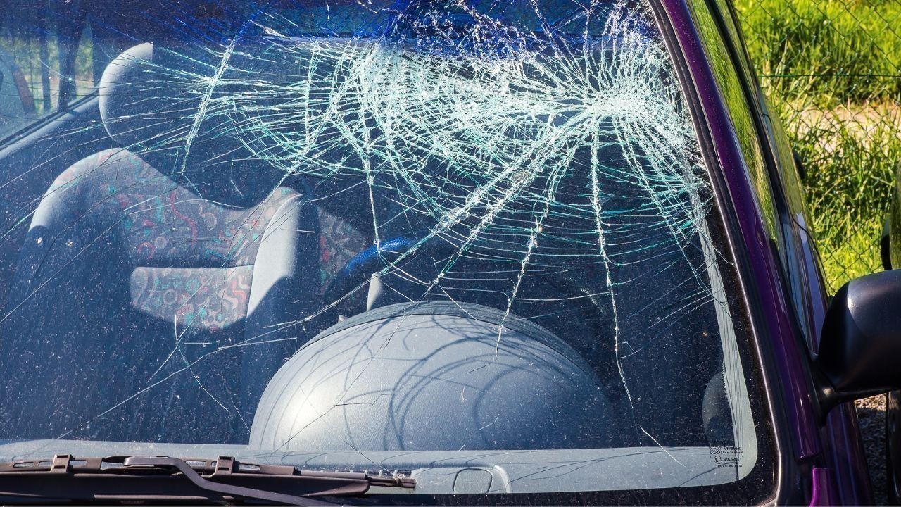 सोलन में भीषण सड़क हादसा तेज रफ्तार कार पेड़ से टकराई युवती की मौत