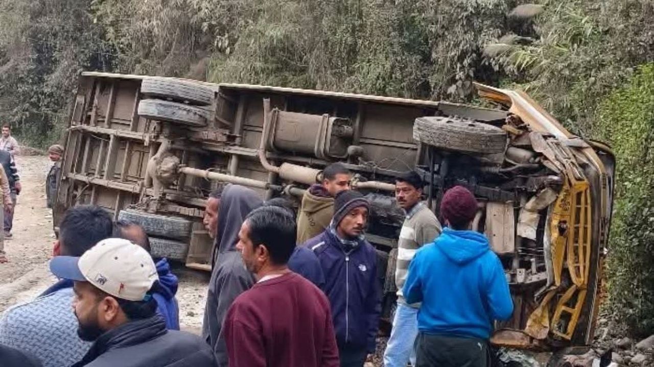 हिमाचल में स्कूल बस पलटी 6 बच्चों सहित 10 घायल मची चीख-पुकार