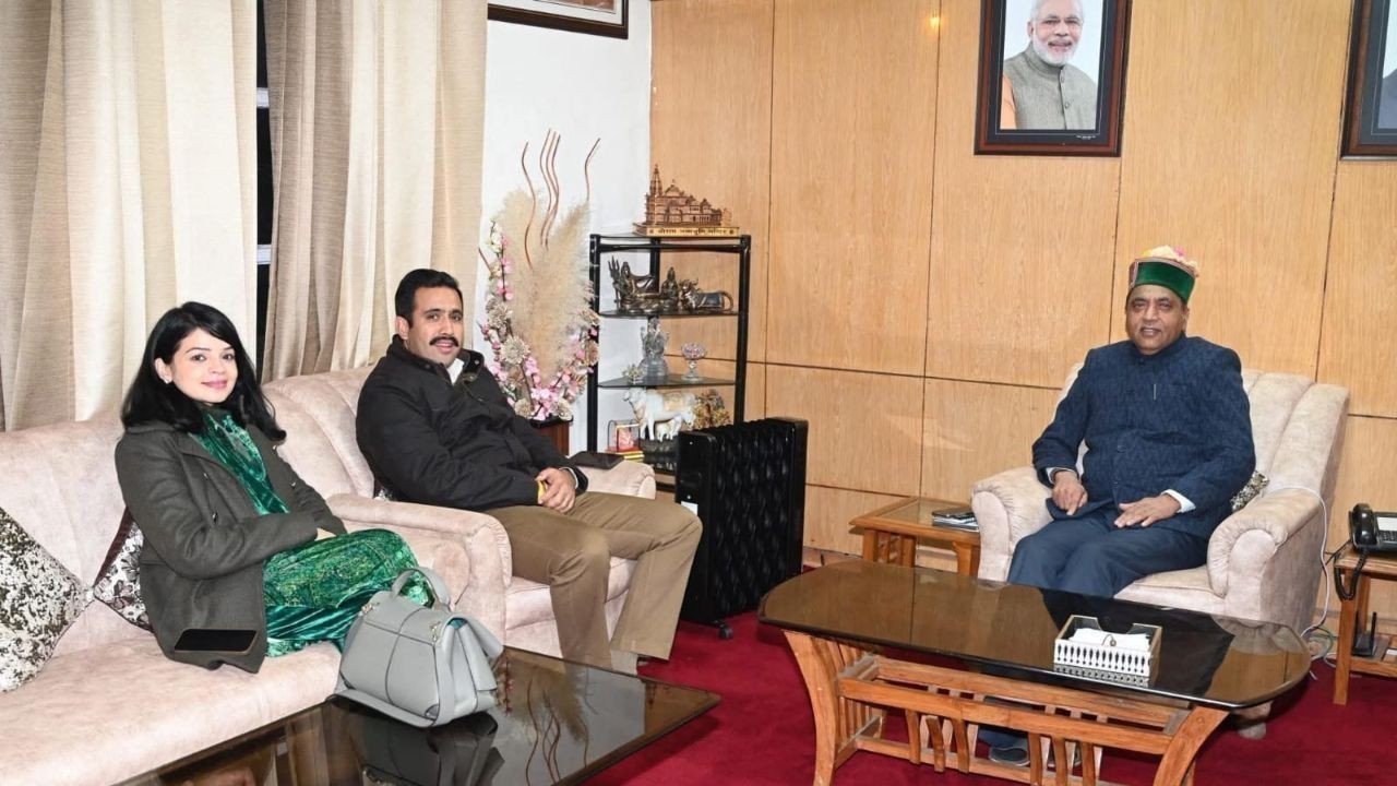 मंत्री विक्रमादित्य सिंह और उनकी धर्मपत्नी ने मुख्यमंत्री जयराम ठाकुर से की भेंट