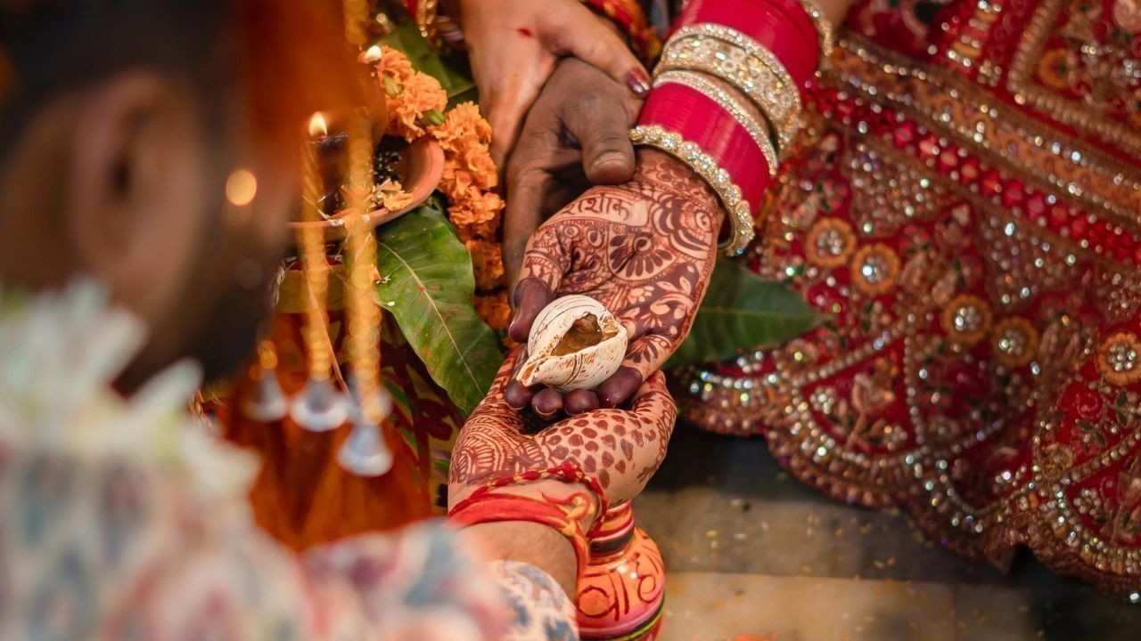 तीन फीट बर्फ में 7 KM पैदल चला दूल्हा बर्फबारी में रची अनोखी शादी