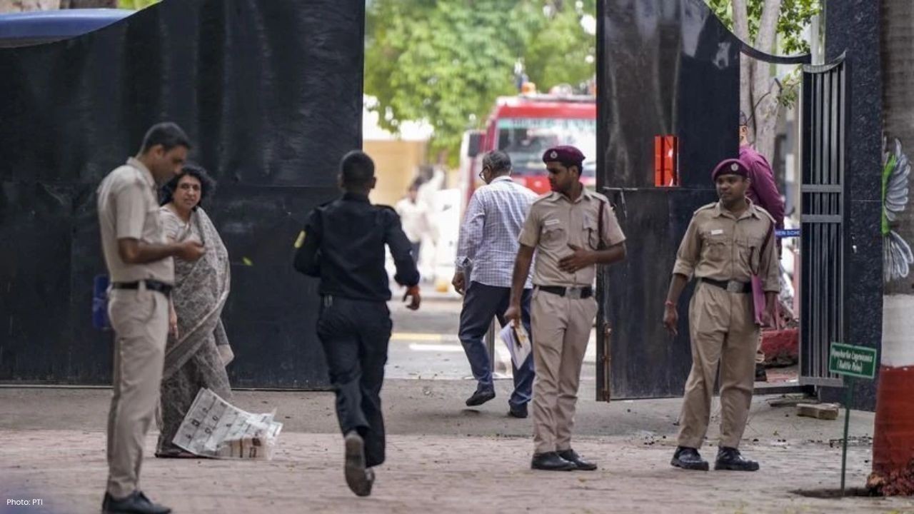 चंडीगढ़ और गुरुग्राम के स्कूलों में बम धमकी, हर तरफ अफरा-तफरी का माहौल