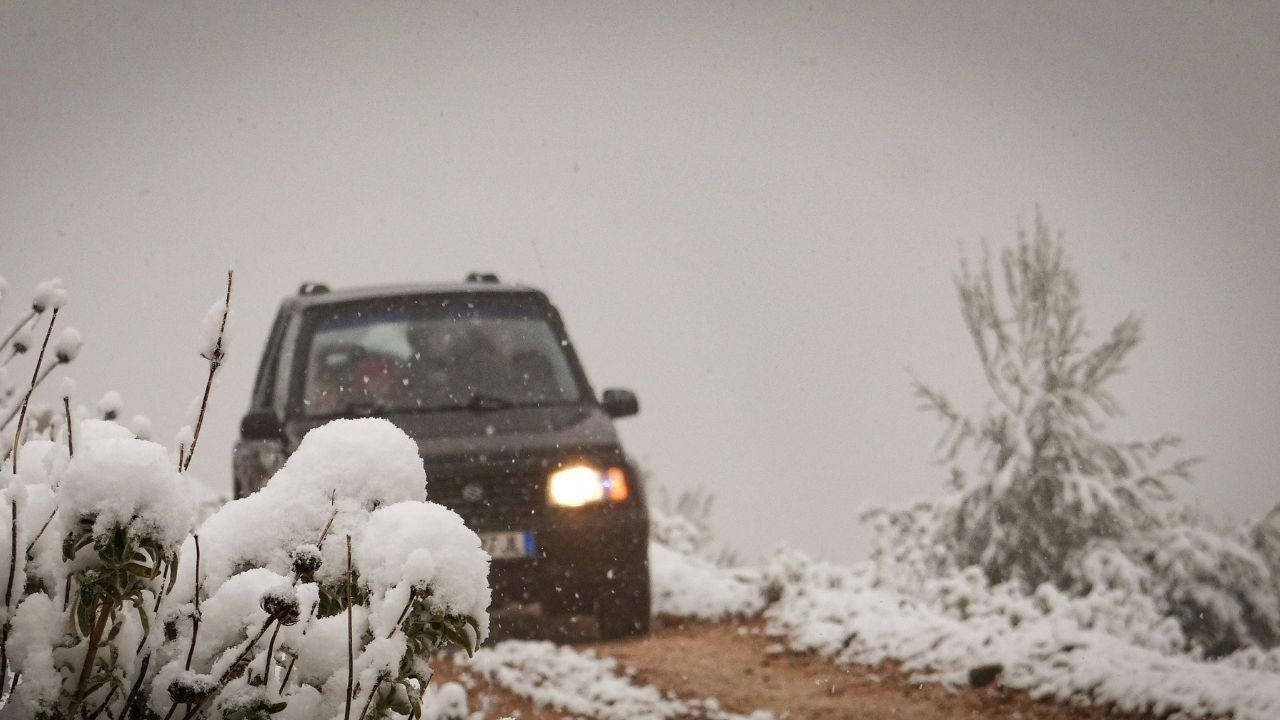 हिमाचल में बर्फीला तूफान भारी हिमपात से 500 से ज्यादा सड़कें बंद