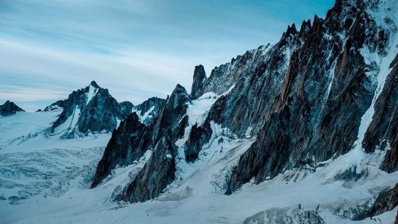 हिमाचल में बर्फ का कहर ग्लेशियर से दुकानों-वाहनों को नुकसान