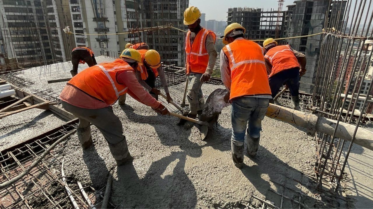 हमीरपुर में नए बस अड्डे का डीएम ने किया निरीक्षण कार्य प्रगति पर संतोष