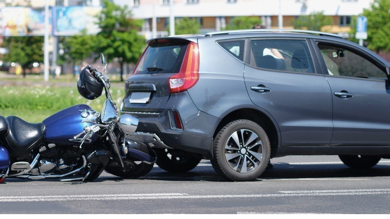 नाहन में हिट एंड रन अज्ञात वाहन की टक्कर से कार और बाइक को भारी नुकसान