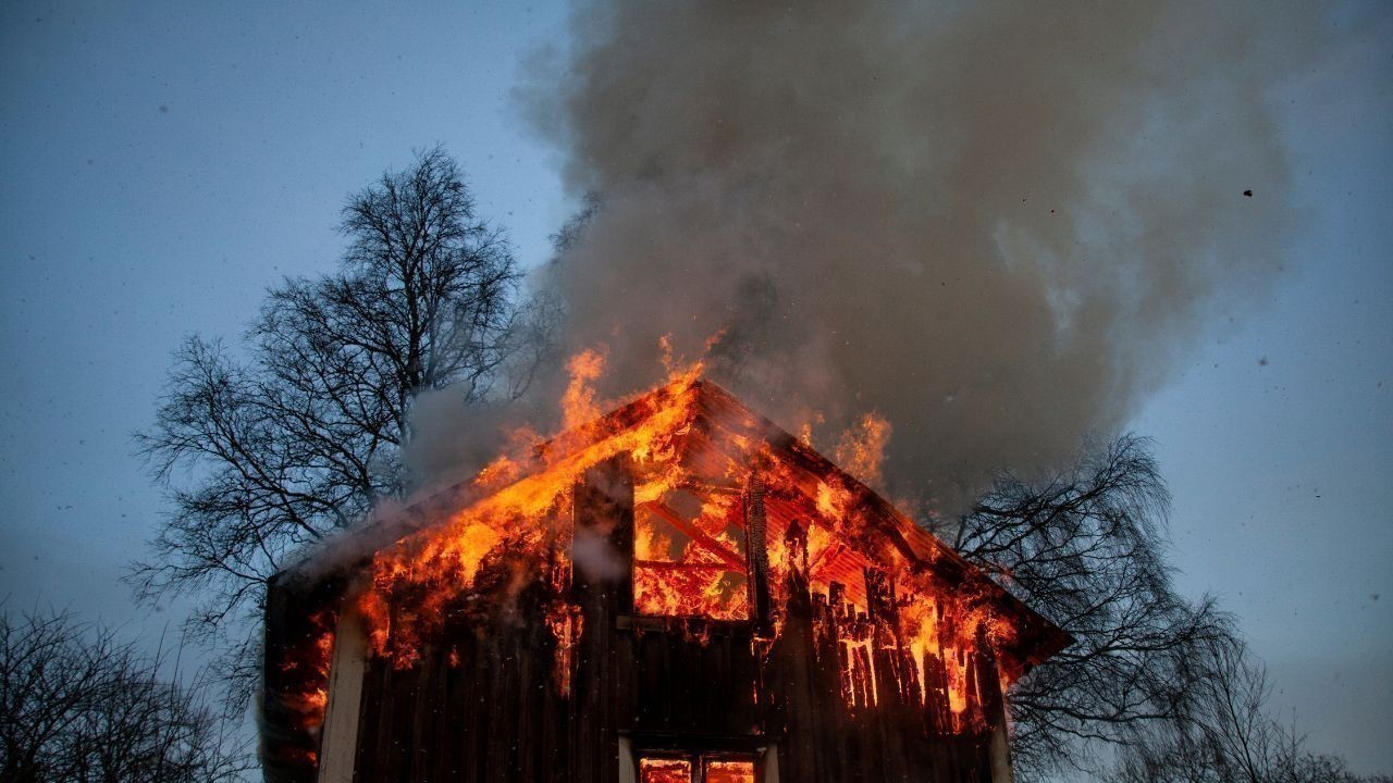 शिमला में देर रात मकान में लगी भीषण आग करोड़ों का नुकसान