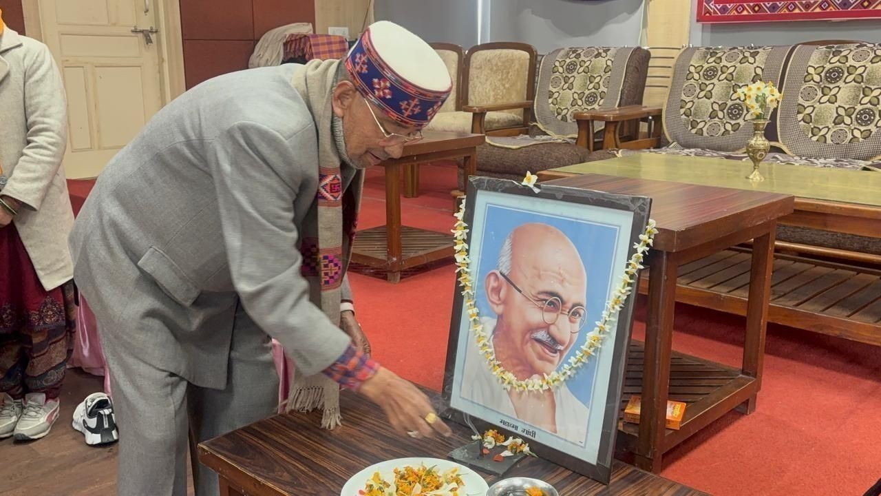 भुट्टिको परिसर में महात्मा गांधी की 78वीं पुण्यतिथि पर श्रद्धांजलि और दो मिनट का मौन रखा गया