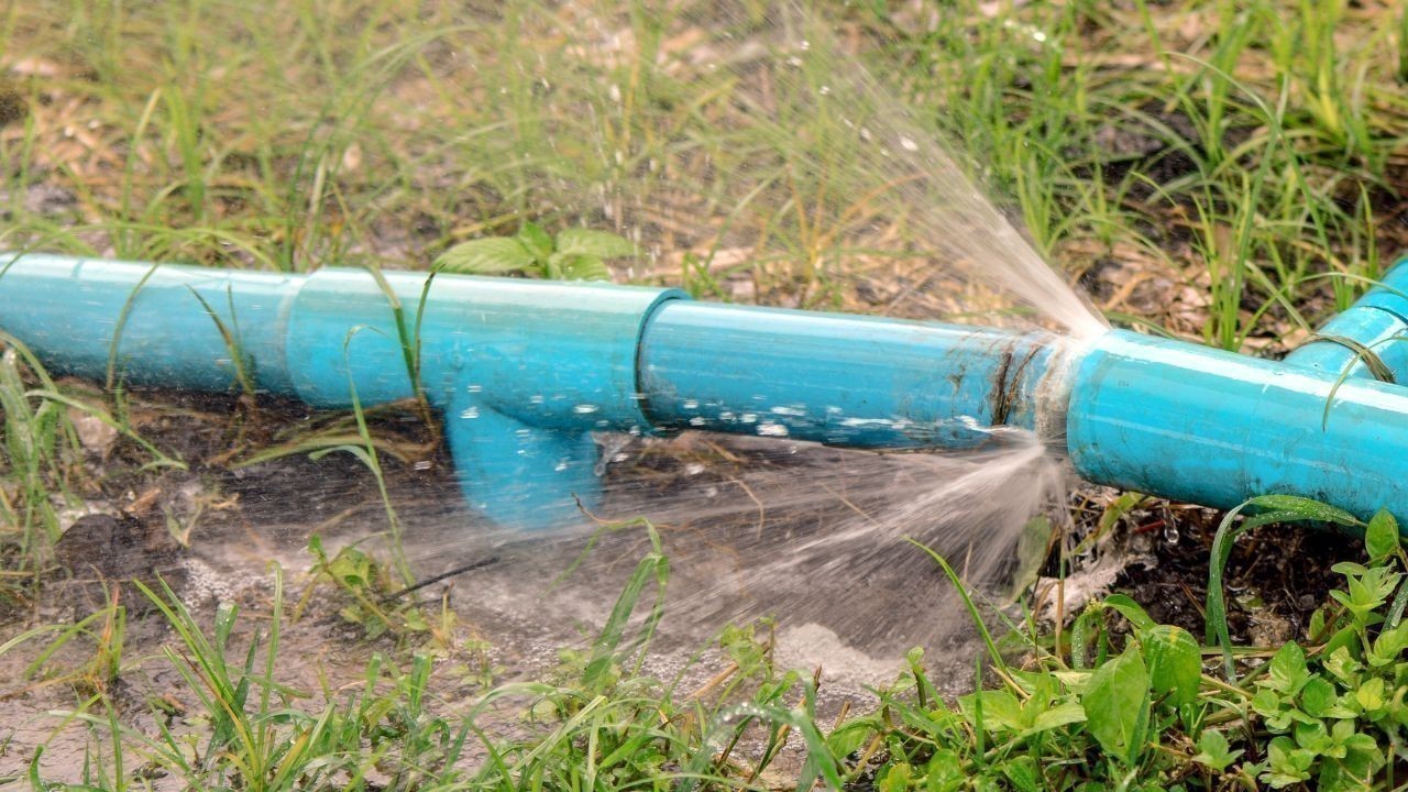 नाहन के जरजा-बनोग मार्ग पर पेयजल लाइन लीक सडक़ों पर बह रहा पानी