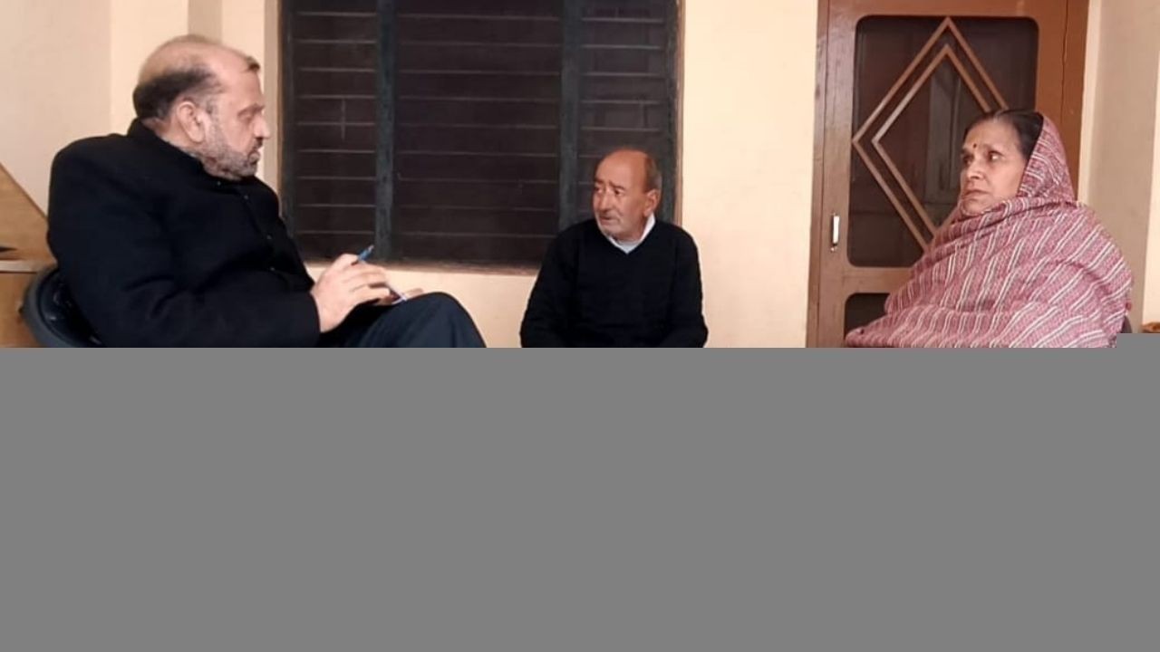 लापता अक्षय नाग के माता-पिता से मिले पूर्व विधायक प्रवीन कुमार, तलाश में मदद की अपील