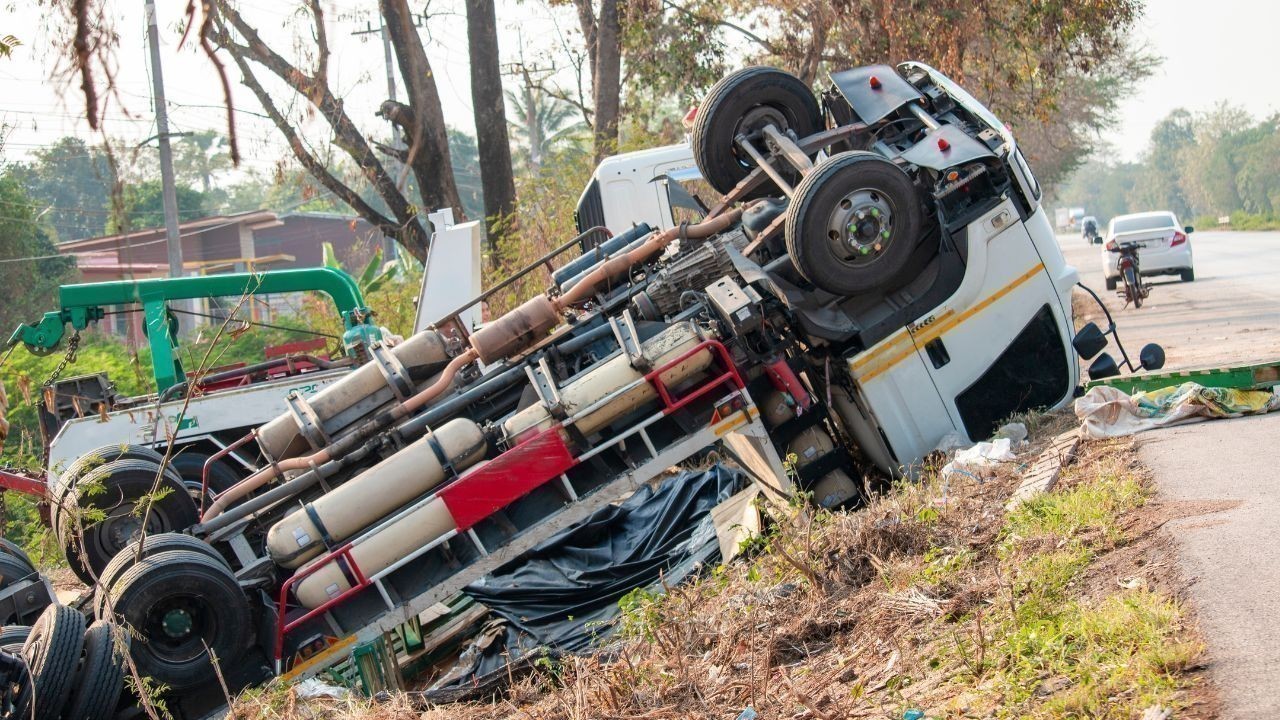 गरामोड़ा में ब्रेक फेल होने से सीमेंट ट्रक पलटा चालक घायल