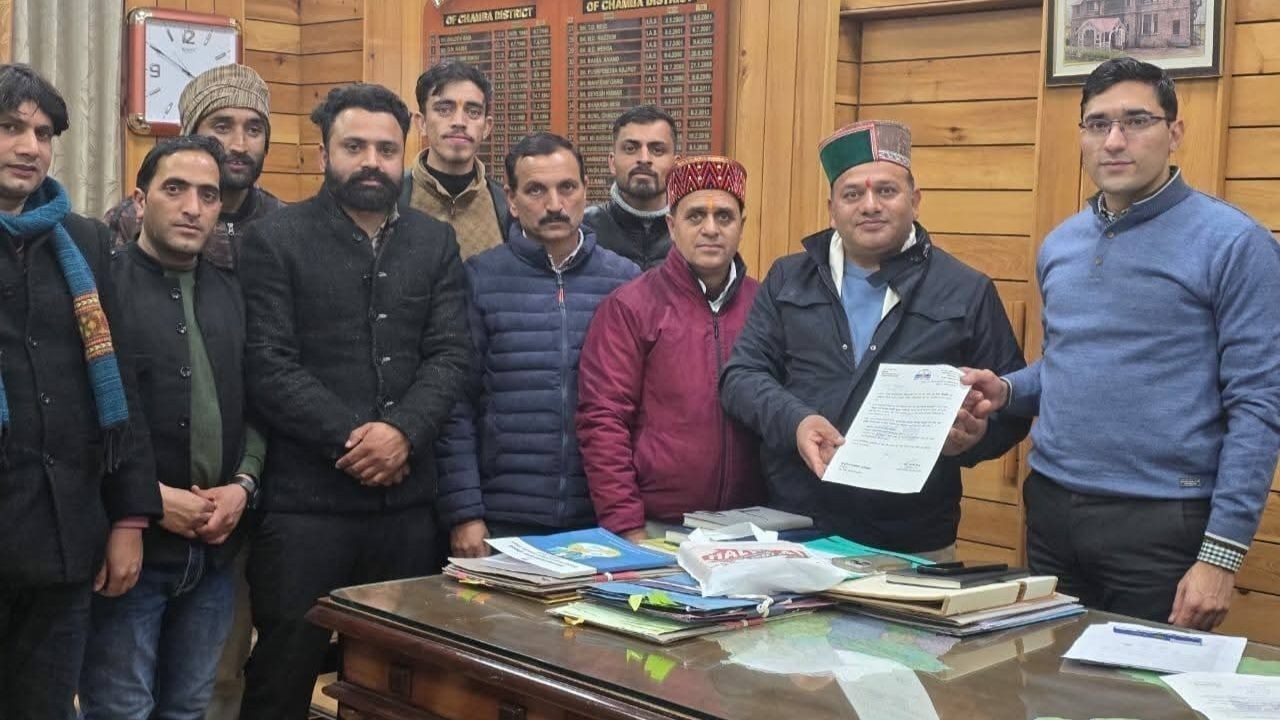 भरमौर-पांगी में भारी बर्फबारी से हालात खराब, विधायक डॉ. जनक राज ने डीसी से मदद मांगी