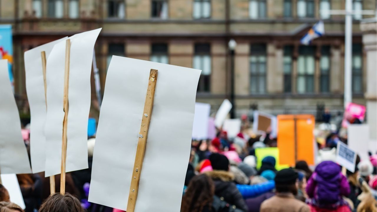 बंजार अस्पताल से डॉक्टर हटाने पर भड़के विधायक, सड़क पर उतरे लोग