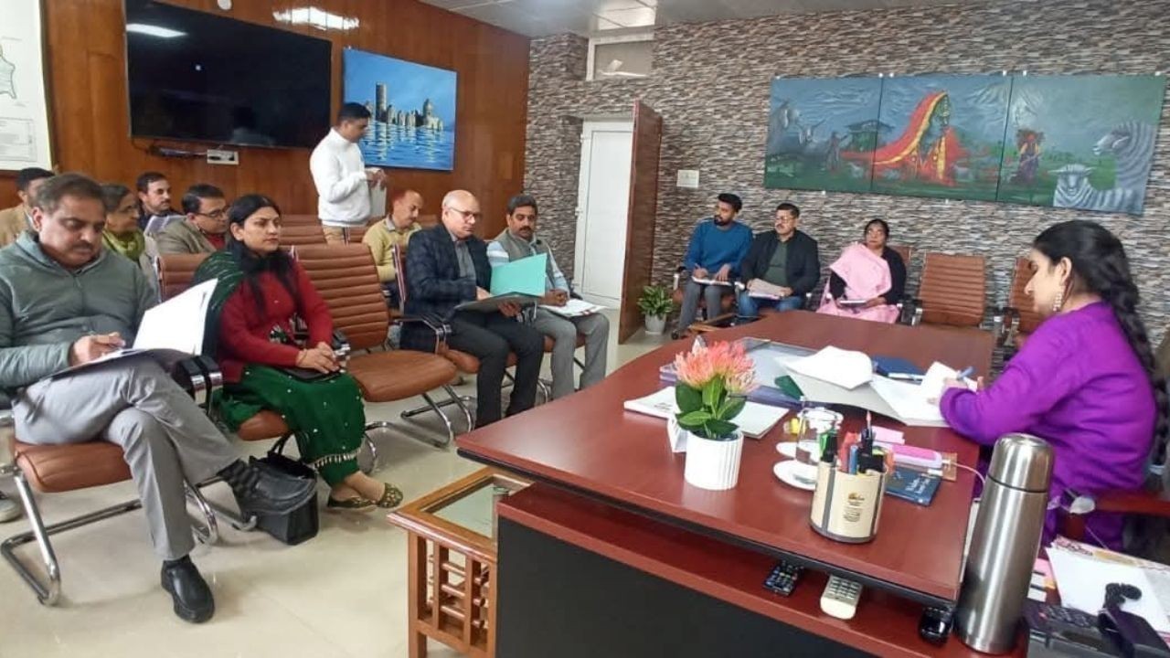 हमीरपुर में दुग्ध सहकारी सभाओं और बेसहारा पशुओं के प्रबंध पर उपायुक्त ने समीक्षा की