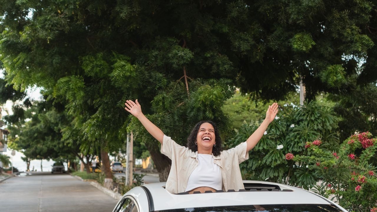 चलती कार में स्टंट करने पर टूरिस्ट युवतियों पर कार्रवाई