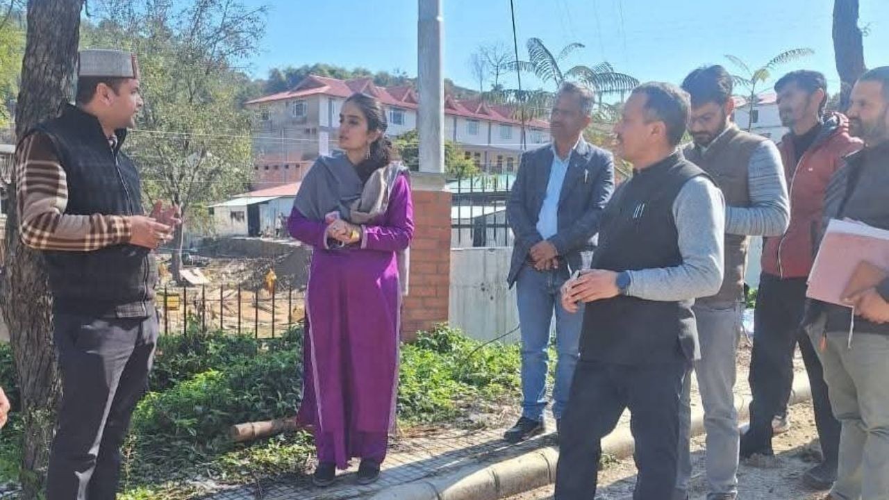 नादौन दौरे पर उपायुक्त गंधर्वा राठौड़, चल रहे विकास कार्यों का किया निरीक्षण और समीक्षा