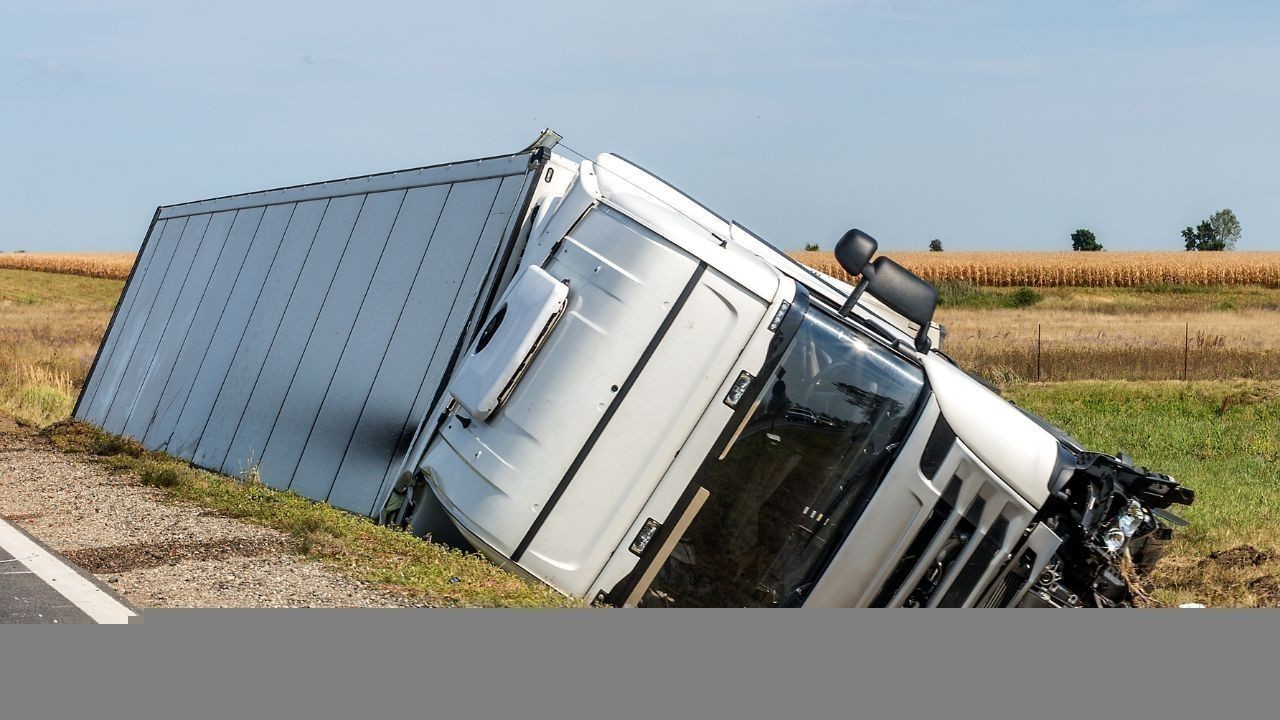 ढलियारा में तेज रफ्तार ट्रक पलटा, बड़ा हादसा टला