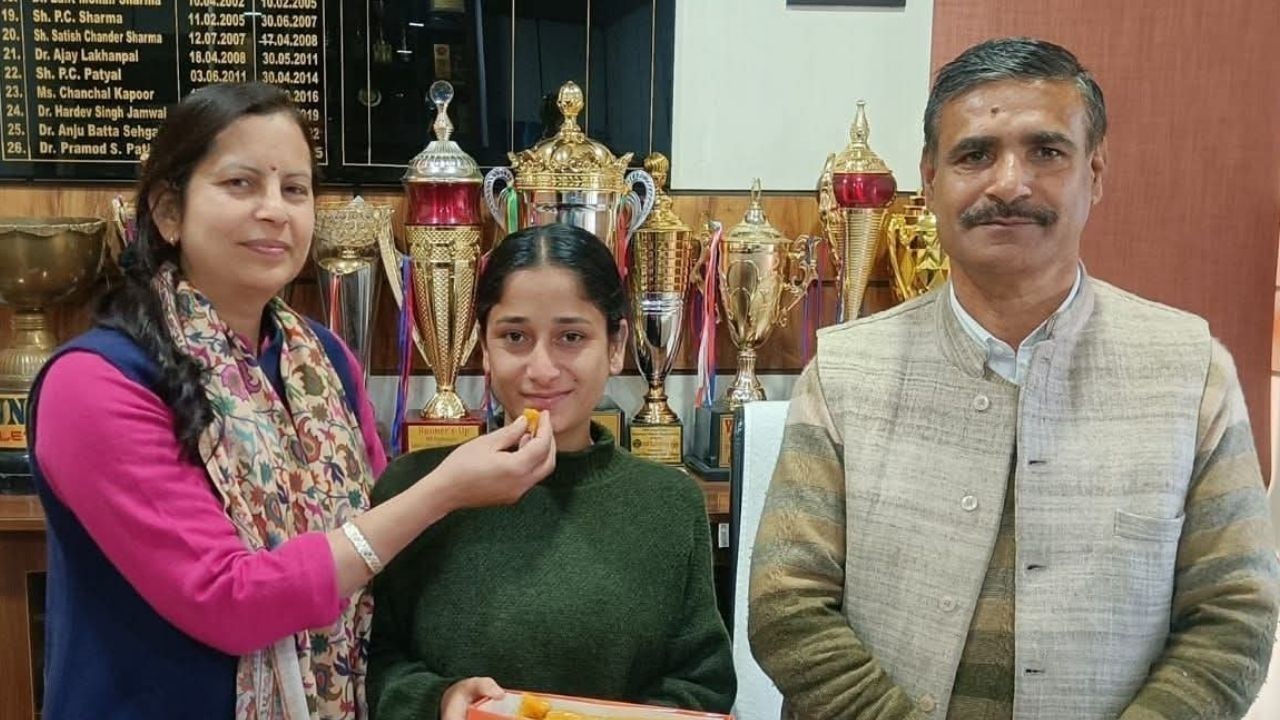 राजकीय महाविद्यालय हमीरपुर की छात्रा पलक ने UGC NET परीक्षा में हासिल की सफलता