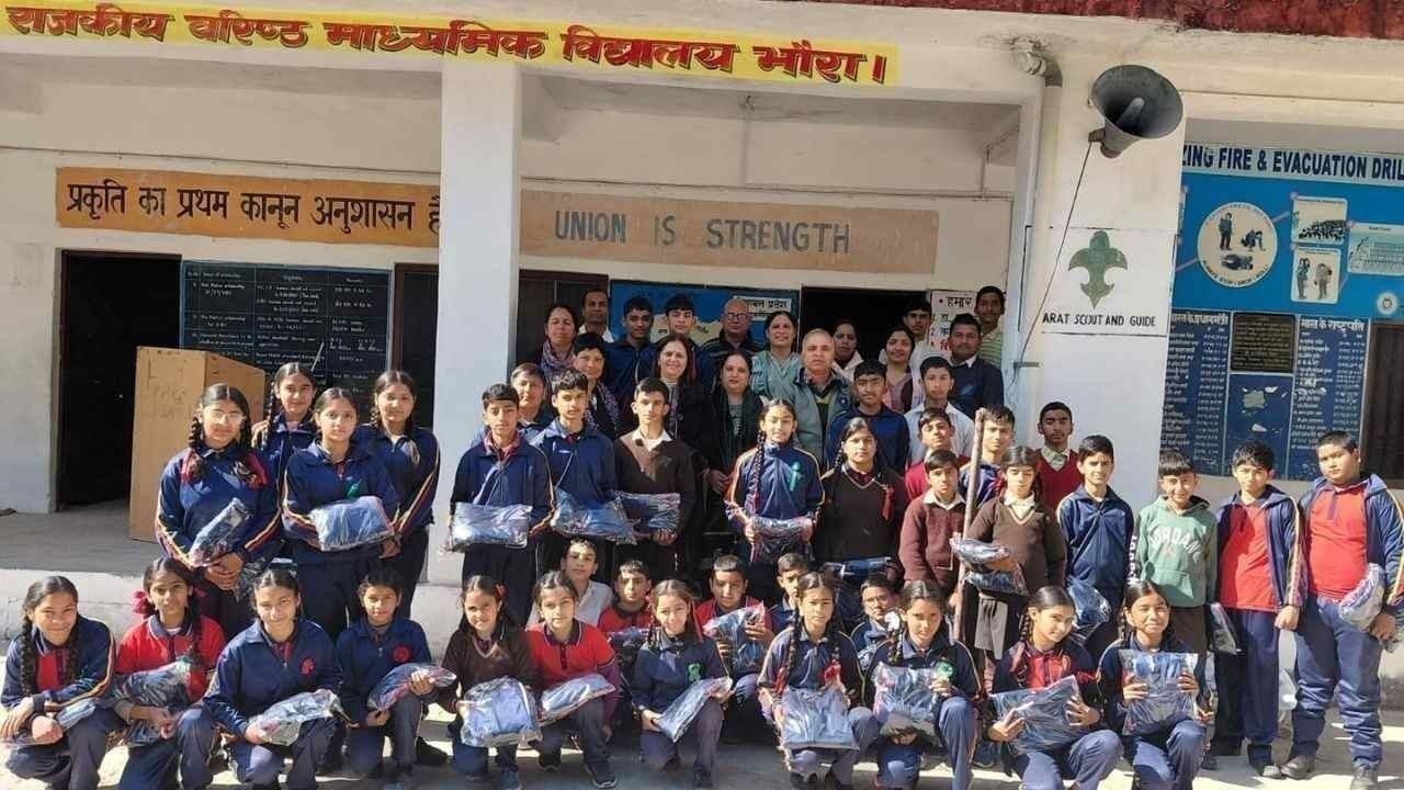 भोरा उच्च पाठशाला में छात्रों को रोटरी क्लब के सहयोग से ट्रैकसूट वितरित किए गए