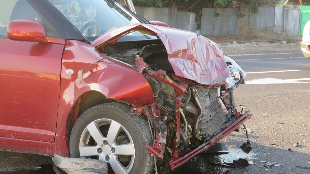 हमीरपुर में दर्दनाक सड़क हादसा, रिहायशी मकान में घुसी तेज रफ्तार कार