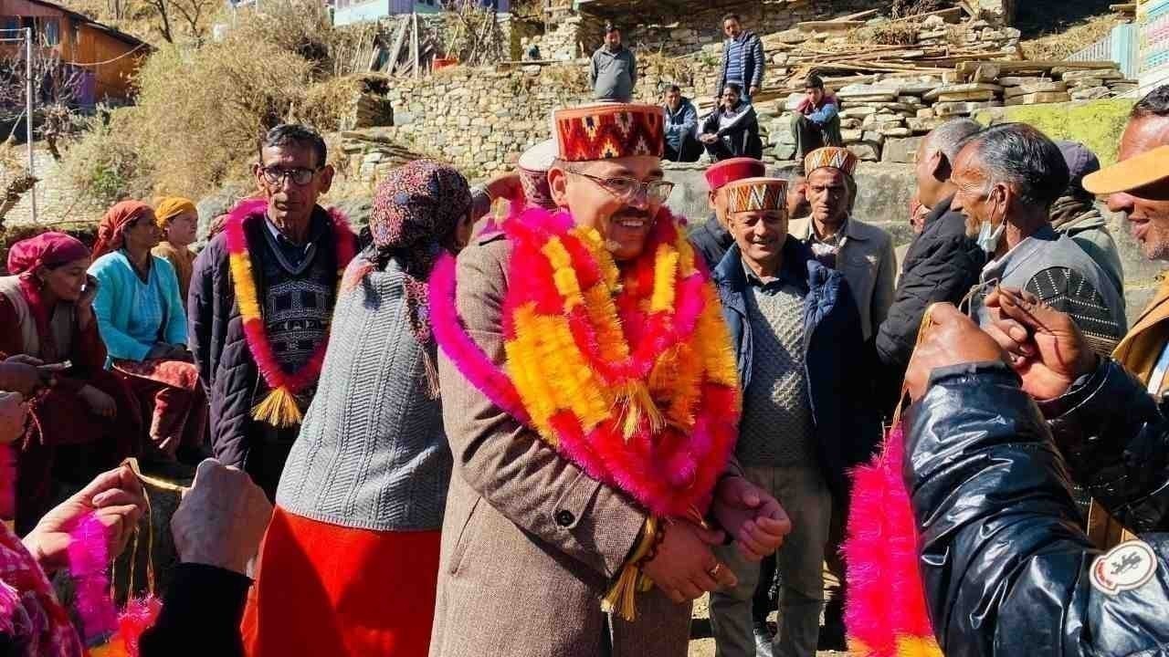 बंजार के विधायक सुरेंद्र शौरी ने श्रीकोट पंचायत का दो दिन का दौरा कर ग्रामीणों से बातचीत की