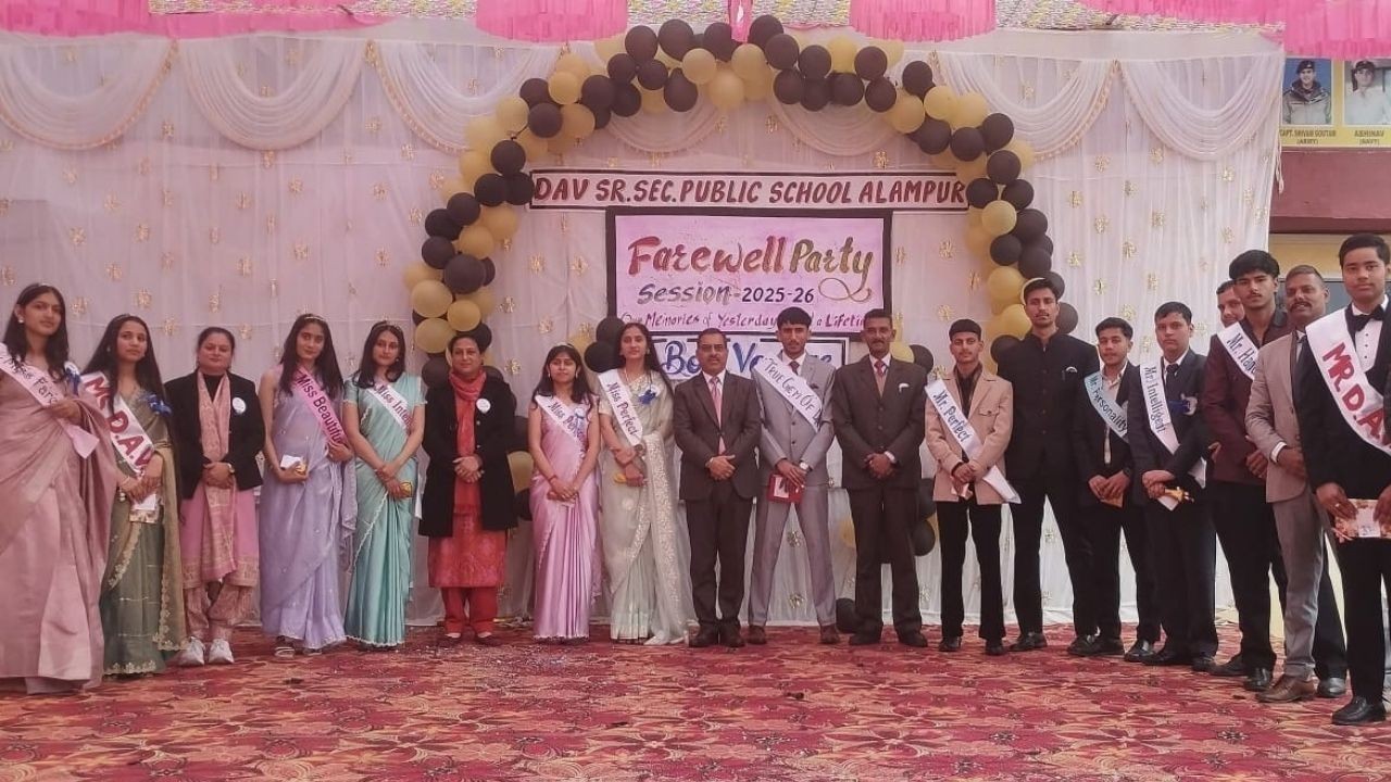 डी.ए.वी. पब्लिक स्कूल आलमपुर में कक्षा 12वीं के छात्रों का भव्य विदाई समारोह