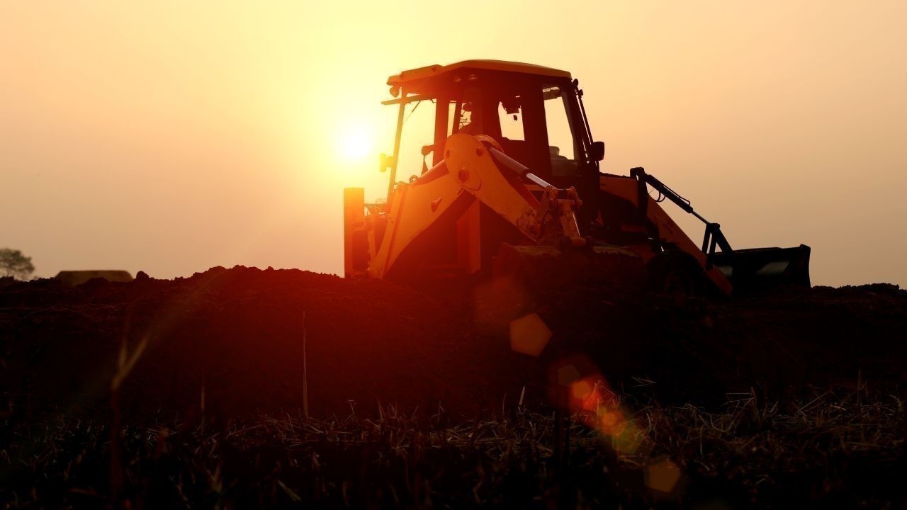 कुल्लू में सड़क निर्माण के दौरान पलटी जेसीबी, चालक गंभीर घायल