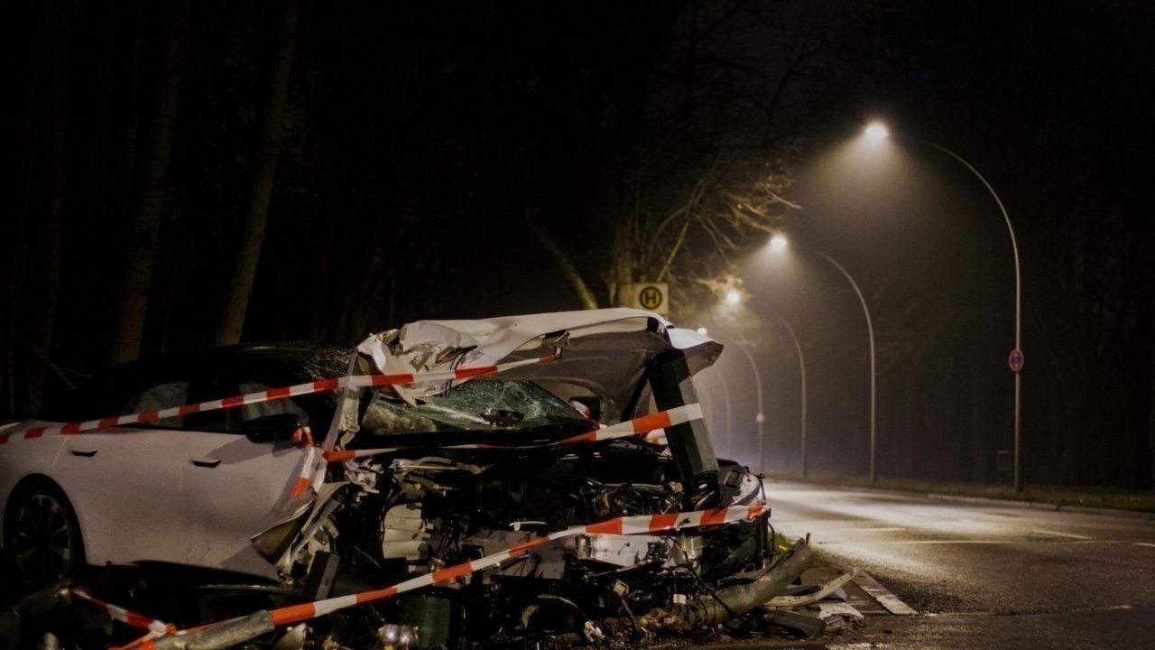 सोलन में तेज रफ्तार Pickup ने खड़ी गाड़ियों को मारी टक्कर