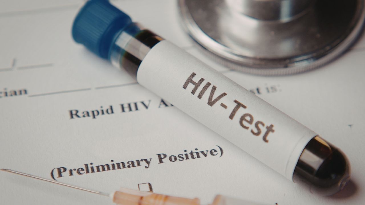 HIV पीड़ित की पहचान उजागर करने पर पत्नी व रिश्तेदारों पर केस दर्ज