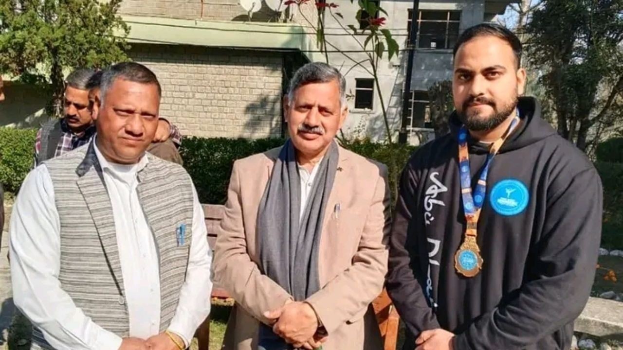 किक बॉक्सिंग में स्वर्ण पदक जीतने पर अखिल ठाकुर को मंत्री राजेश धर्माणी ने दी बधाई