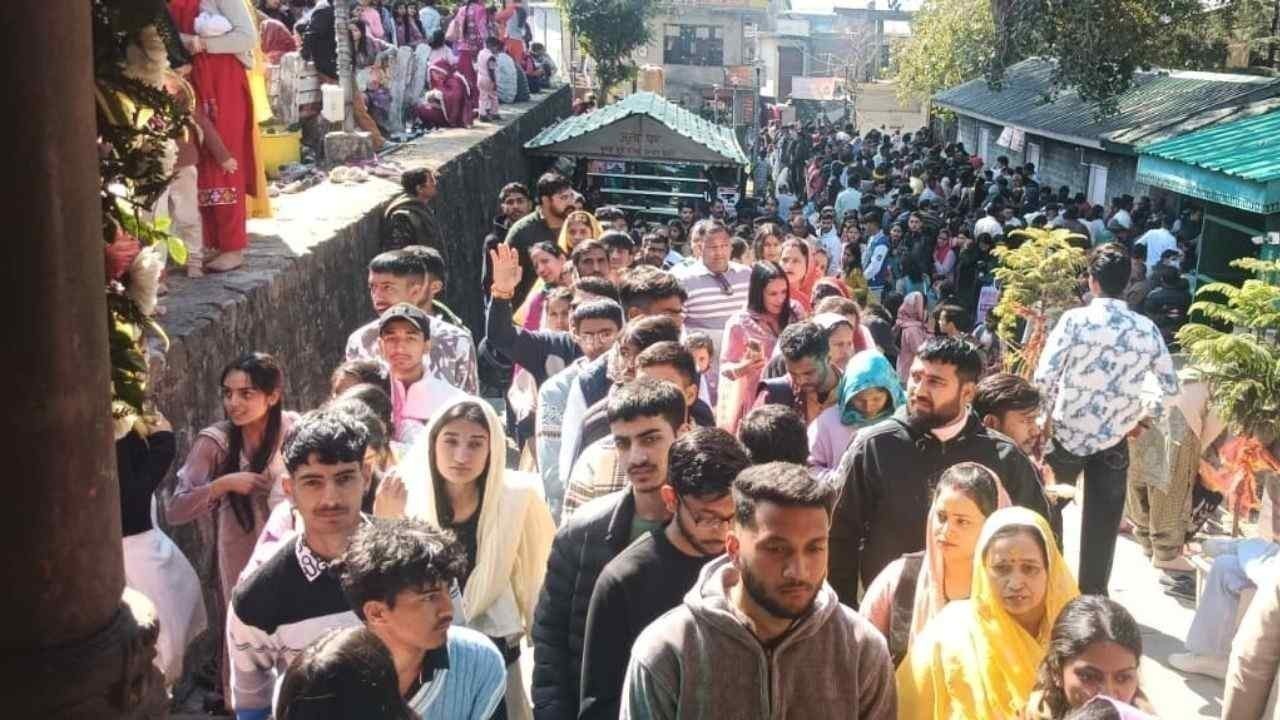 बैजनाथ के ऐतिहासिक शिव मंदिर में महाशिवरात्रि पर रात से उमड़ा श्रद्धालुओं का विशाल सैलाब