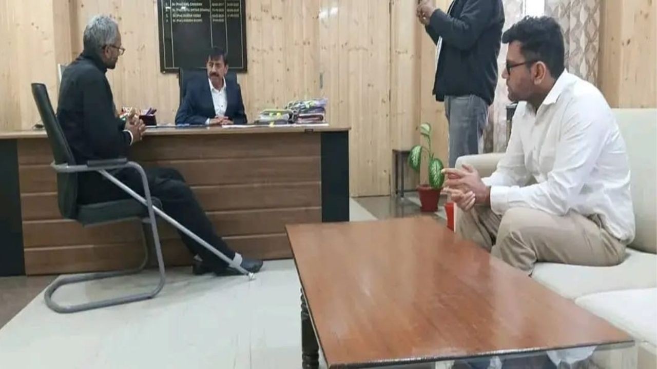 हमीरपुर के डॉक्टरों ने एंकिलोजिंग स्पॉन्डिलाइटिस मरीज को चार सर्जरी से नई जिंदगी दी