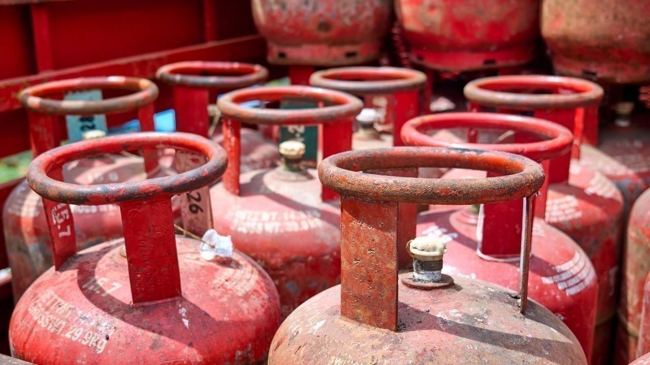 हमीरपुर भोटा बाजार में गैस सिलेंडर विस्फोट: चाय की दुकान में आग, तीन लोग गंभीर रूप से झुलसे