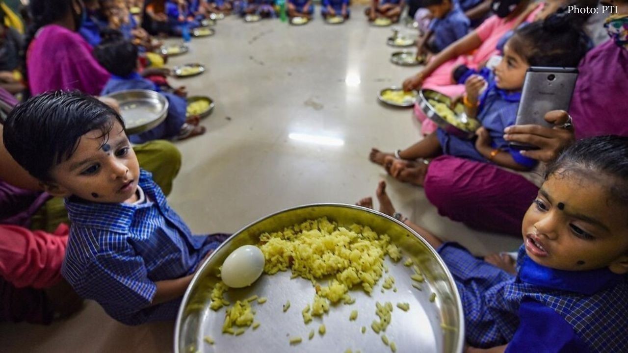भगेड़ में मिड-डे मील की सख्त जांच खाद्य सुरक्षा विभाग ने भरे सैंपल