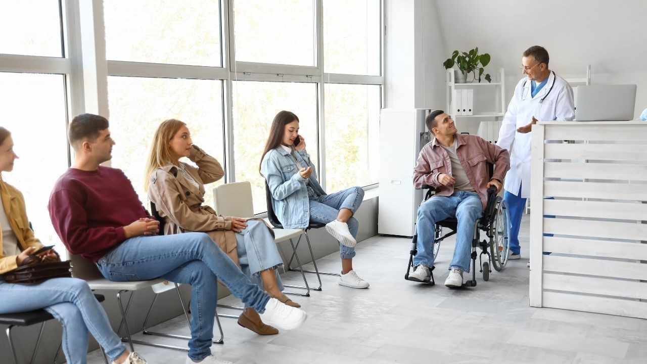 मेडिकल कॉलेज हमीरपुर में इंटरनेट फेल मरीजों को घंटों इंतजार