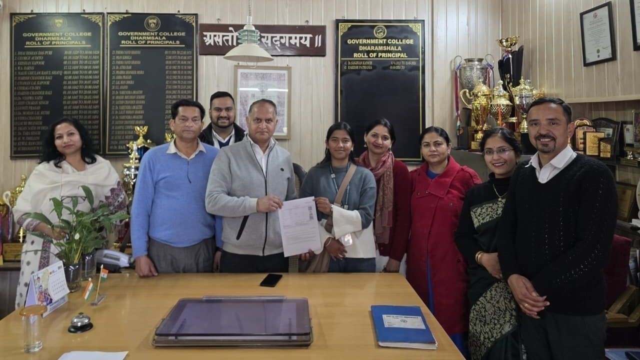 पालमपुर क्षेत्र की तनवी भट्ट ने प्रथम सेमेस्टर में अंग्रेज़ी विषय की नेट परीक्षा पास कर बनाया नया इतिहास