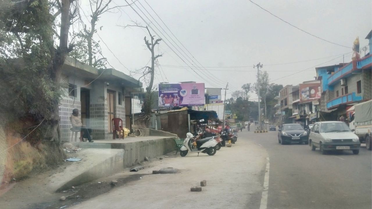 हनुमान चौक पर सार्वजनिक शौचालय की बदबू से दुकानदार परेशान, कारोबार पर असर